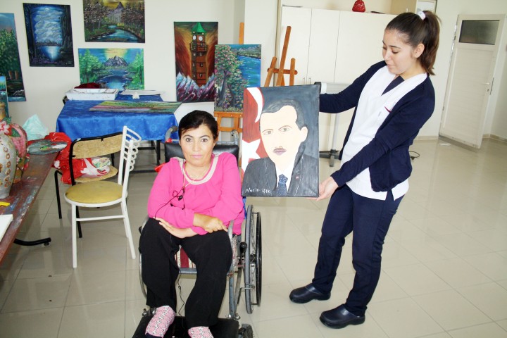 Ağzıyla yaptığı portreyi Erdoğan’a  hediye etmek istiyor