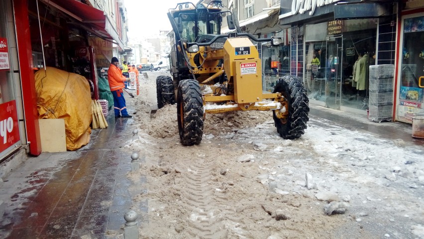 Belediye kar temizleme  çalışmasını sürdürüyor