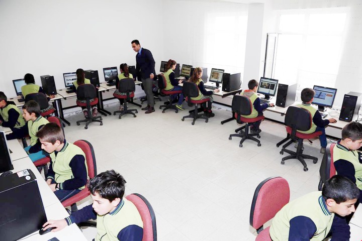 Köy okulunda bilgisayar sınıfı oluşturuldu