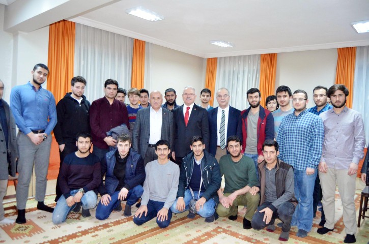 Rektör Karacabey yurt  öğrencileriyle bir araya geldi