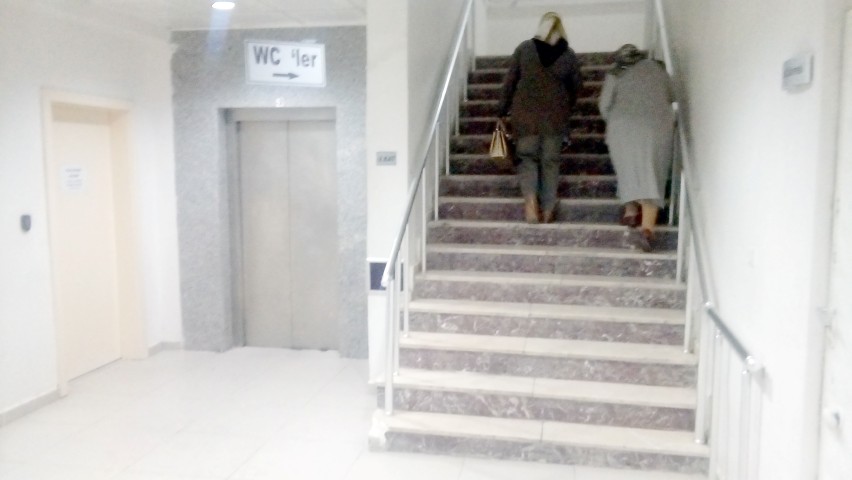 Hastanenin bozulan asansörüne  vatandaş tepki gösterdi