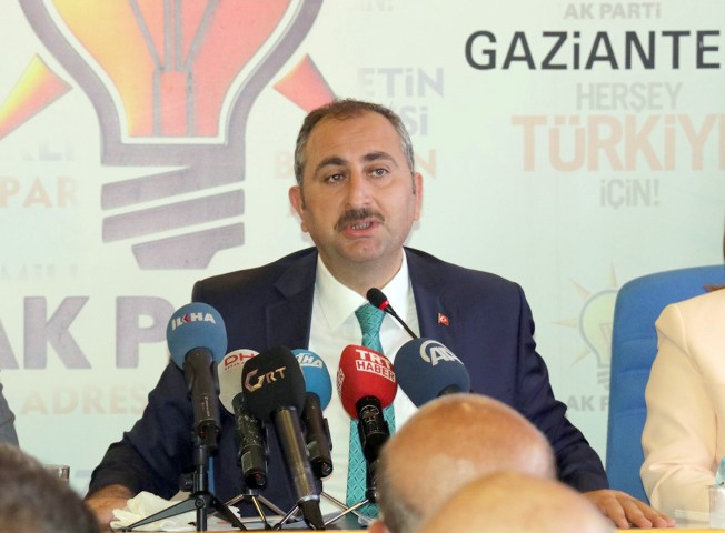 Adalet Bakanı Abdulhamit Gül: Tişörtle kahramanlık olmaz