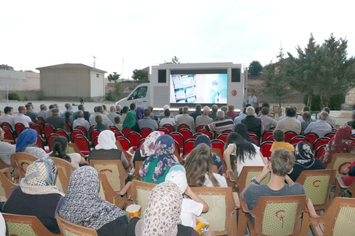 Köy çocukları ilk kez  sinema heyecanı yaşadı
