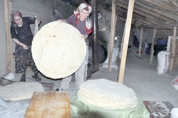 Yozgatlı ev hanımları kışlık  yufka ekmeği  yapımına başladı