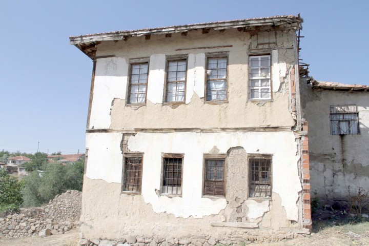 Yozgat'ın Lök Köyünde bulunan 2 asırlık tarihi konak ve hamam,