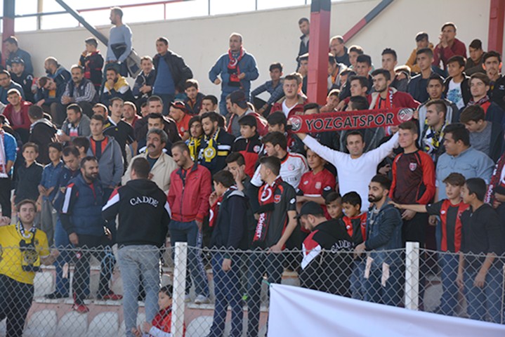 Yozgatspor’un taraftar gruplarından Çapanoğlu ve Ankara Tayfa maç boyunca hiç