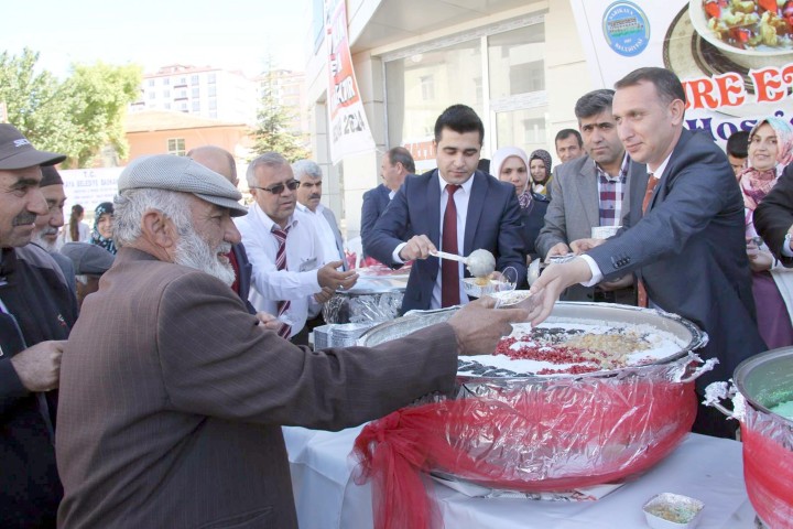 Sarıkaya’da hazırlanan 2 bin kişilik aşure nar taneleriyle Türk Bayrağı