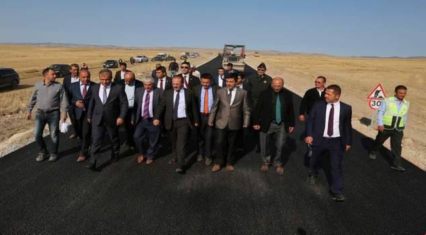 Yozgat Valiliği İl Özel İdaresi bir yandan köy yollarını sıcak