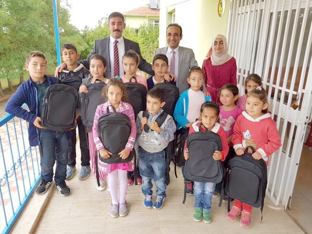 Yozgat Ülkü Ocaklarından köy ilkokulu  öğrencilerine çanta ve kırtasiye yardımı