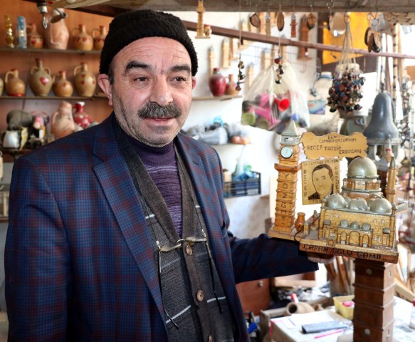 Yozgat’ta Ermeni ustasından öğrendiği ahşap oyma sanatını, 1978 yılından beri