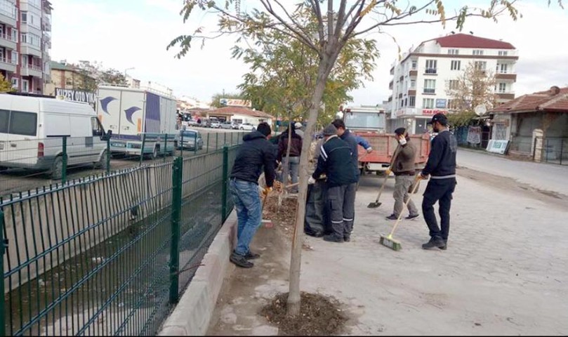 Sarıkaya Belediyesi temizlik işçileri Sonbahar ayıyla birlikte, cadde ve sokaklara
