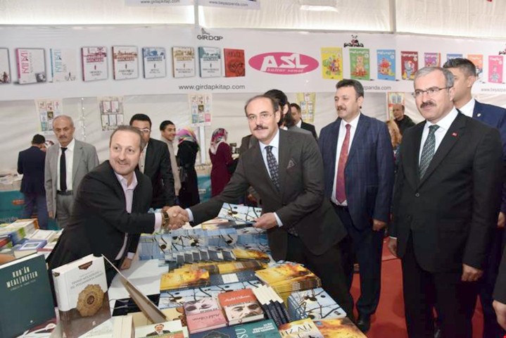 Yozgat Valisi Kemal Yurtnaç, Tokat’ta açılışı gerçekleştirilen “Kitap Fuarı”nı ziyaret