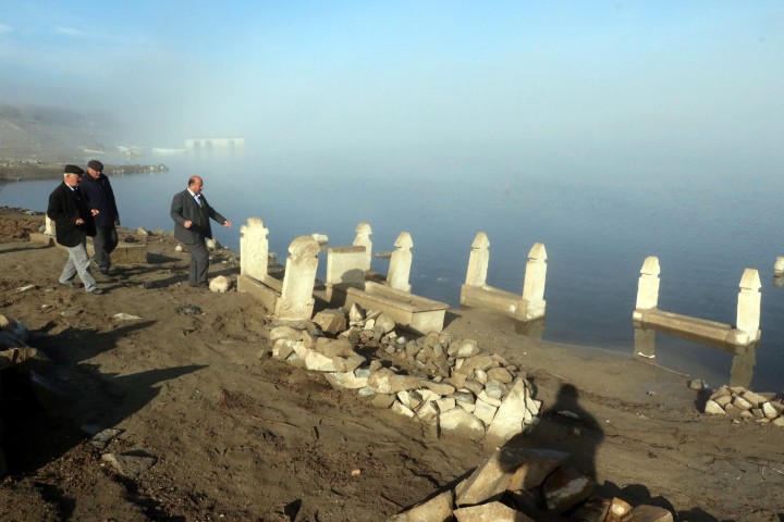 Köylüler, baraj sularının çekilmesiyle  ortaya çıkan mezarlıkları ziyaret etti