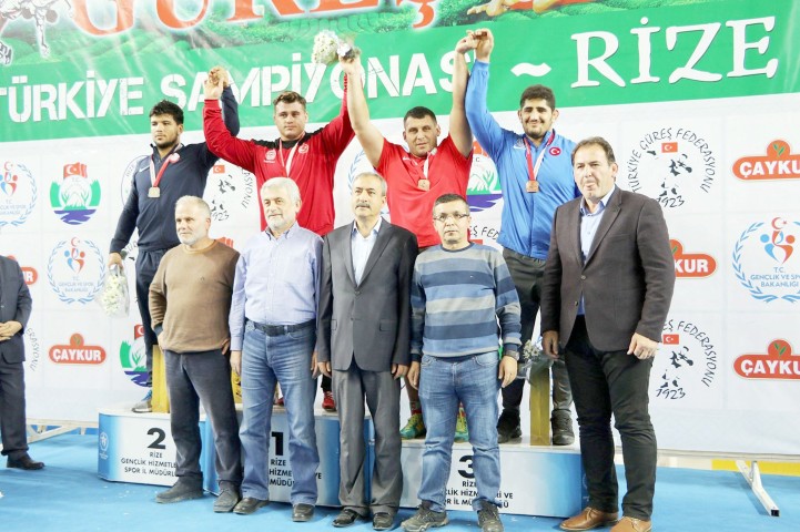 Rize Yeni şehir Kapalı Spor Salonu’nda düzenlenen Büyük Erkekler Grekoromen