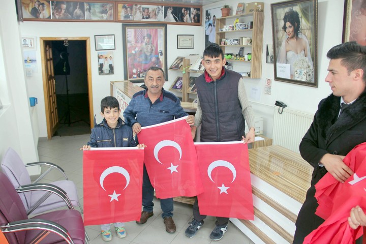 Akdağmadeni Belediyesi, ilçe merkezinde bulunan dükkânlara ve vatandaşlara Afrin'deki Zeytin