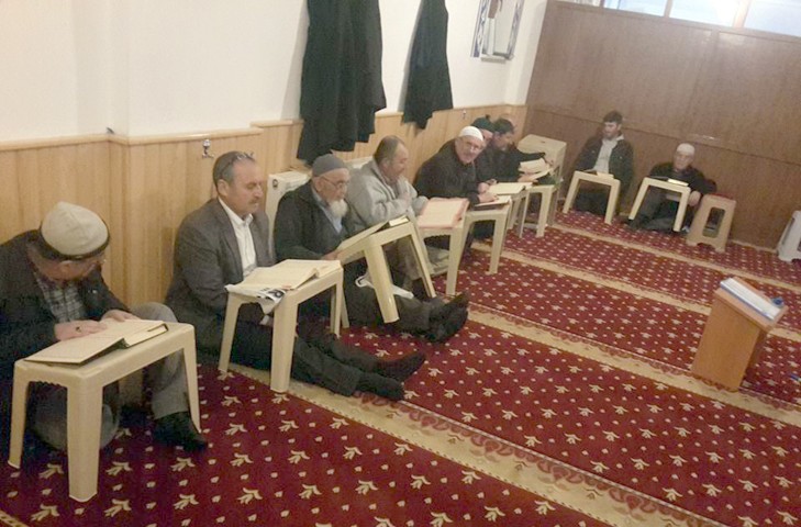 Yozgat’ta Yeni Damat Hoca Zade Caminde vatandaşlar akşam namazını kıldıktan