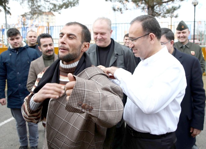 Başbakan Yardımcısı ve Hükümet Sözcüsü Bekir Bozdağ, Yozgat’ta kendisinden ceketini