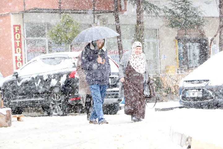 Kar yağışı Yozgat’ı beyaza bürüdü