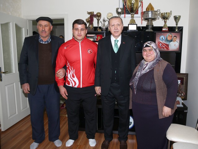 Erdoğan milli güreşçi Kayaalp’i evinde ziyaret etti