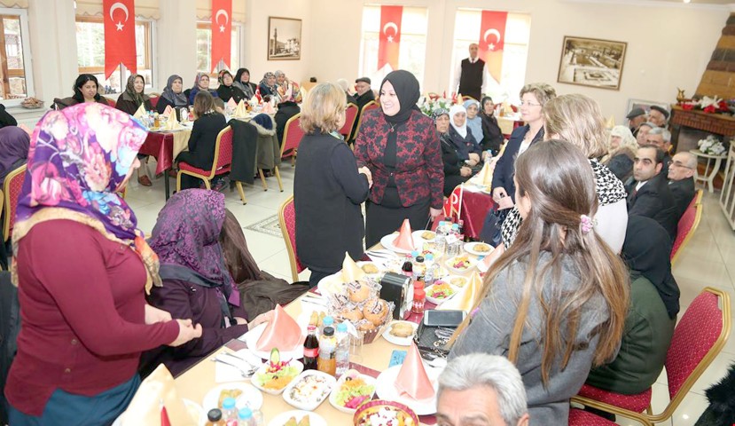 Yozgat Valisi Kemal Yurtnaç’ın eşi Dilek Yurtnaç, şehit aileleri ile