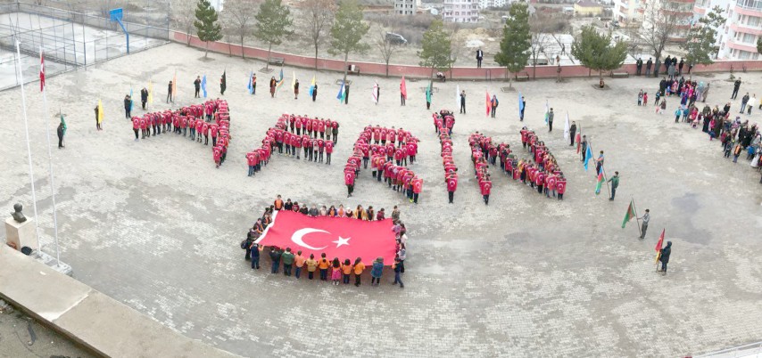 Yozgat’ta ilkokul öğrencileri yaptıkları koreografi ile terörle mücadele eden Mehmetçiğe