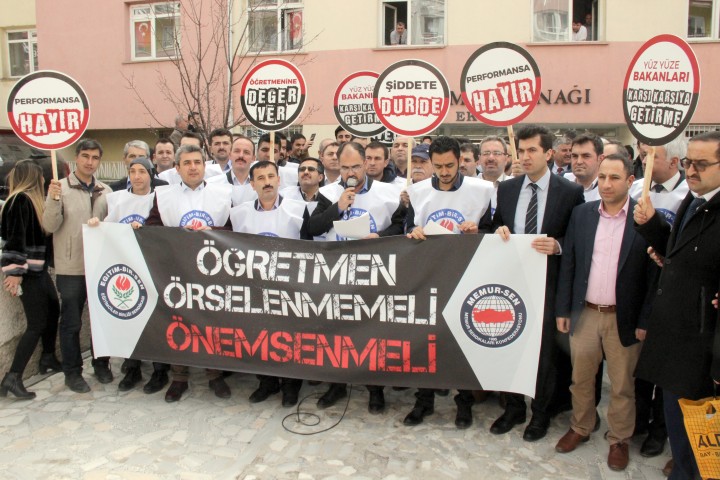 Eğitim-Bir-Sen Yozgat Şube Başkanı Kenan Şerefli, "Başta eğitimcilerin saygınlığını zedeleyecek