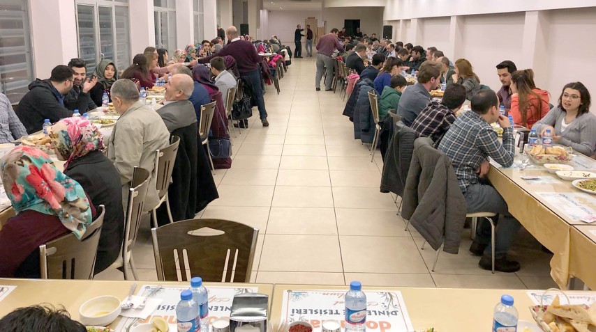 Akdağmadeni Devlet Hastanesi Başhekimliği tarafından hastane çalışanlarına moral gecesi düzenlendi.