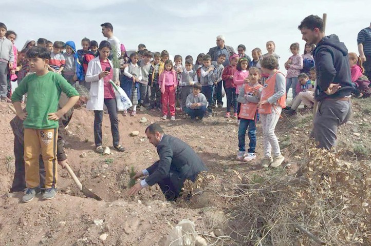 Aydıncık belediyesi tarafından düzenlenen törenle fidan dikimi gerçekleşti. 
