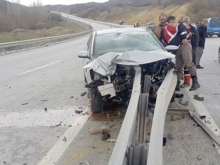 Yozgat’ın Akdağmadeni İlçesinde bariyerlere çarpan araç sürücüsü yaralandı. 
