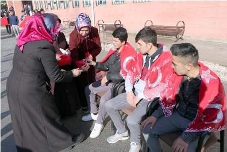 Yozgat'ta lise öğrencileri, okul bahçesinde Türk Bayrağı açarak Türk Silahlı