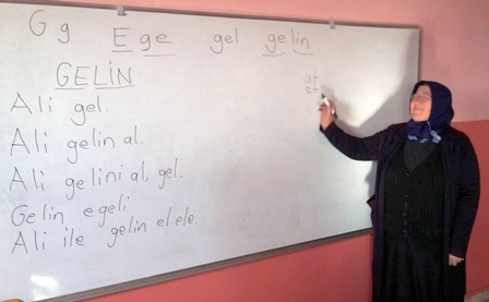 Yenifakılı Halk Eğitim Merkezi Müdürlüğü tarafından açılan okuma-yazma kursuna katılan