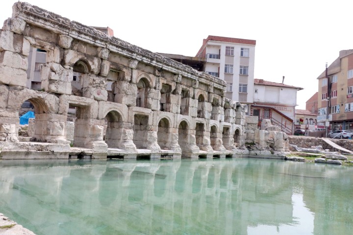 Biri İngiltere’nin Bath şehrinde diğeri ise Yozgat’ın Sarıkaya ilçesinde bulunan,