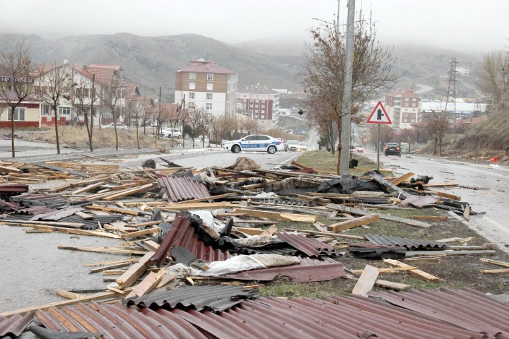 Yozgat'ta önceki gün akşam saatlerinde şiddetli rüzgar ve dolu nedeniyle