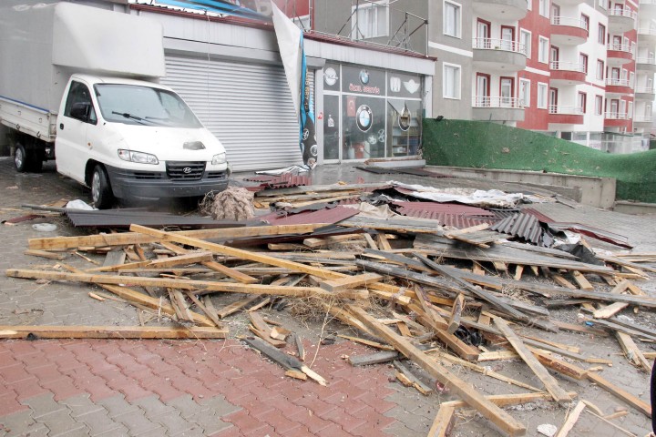 Yozgat, Sivas,Kayseri, Nevşehir ile Kırşehir için kuvvetli rüzgar ve fırtına