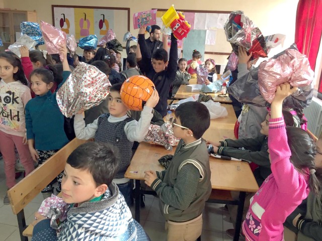 Sorgun Agahefendi İlkokulu öğrencileri tarafından başlatılan 'Bir Oyuncak Bir Gülümseme'
