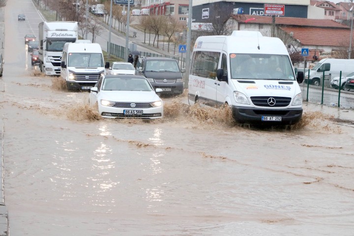 Yozgat'ta önceki gün akşam saatlerinde etkili olan sağanak yağışın ardından