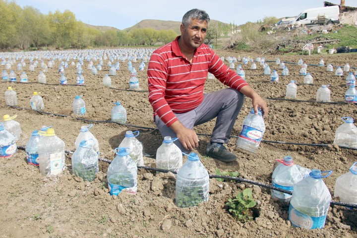 Yozgat’ta ürünleri soğuk havadan etkilenmesin diye hurdacıdan aldığı 3 bin