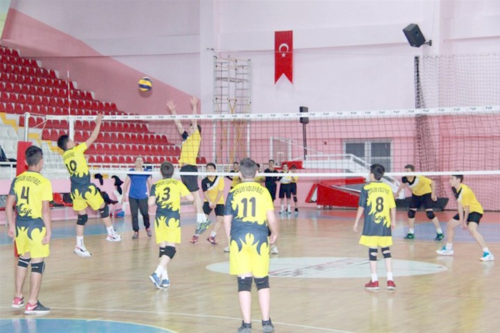 Yozgat’ta 2017-2018 Okul Sporları Yıldızlar Voleybol Grup Müsabakaları oynanan final