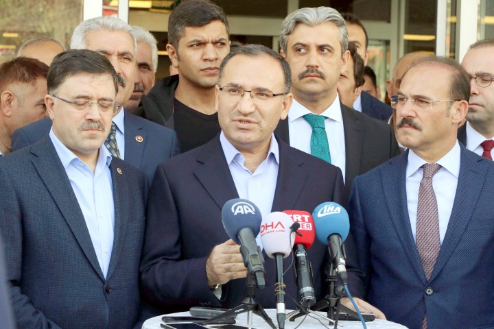 Başbakan Yardımcısı Bekir Bozdağ, “Eğer hakaret edilir, küfür yapılırsa bu