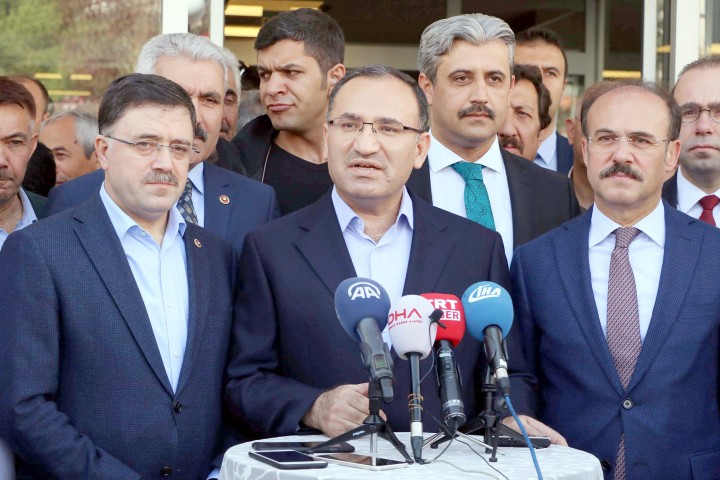 Türkiye’de tutuklu bulunan Yunanistanlı askerlerin takas konusu olmadığını belirten Başbakan