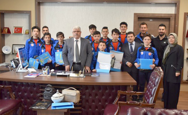 Futsal Yıldızlar Erkekler kategorisinde şampiyon olan Sorgun Mehmet Akif Ersoy