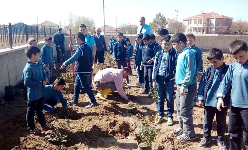 Boğazlıyan Cumhuriyet İlk ve Ortaokulu'nda öğrenci, öğretmen ve veliler, okul