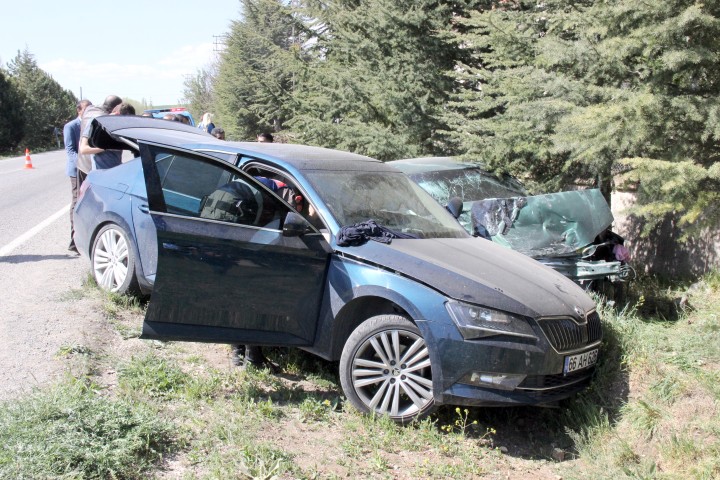 Yozgat’ın Gökçekışla Köyü yakınlarında meydana gelen kazada biri çocuk olmak