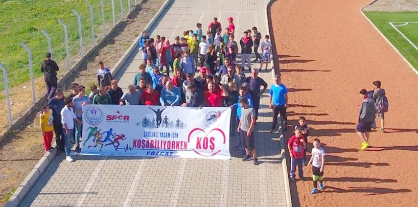 “Koşabiliyorken Koş” projesi kapsamında Yerköy Stadyumunda Kaymakam Tuncay Dursun, Yerköy