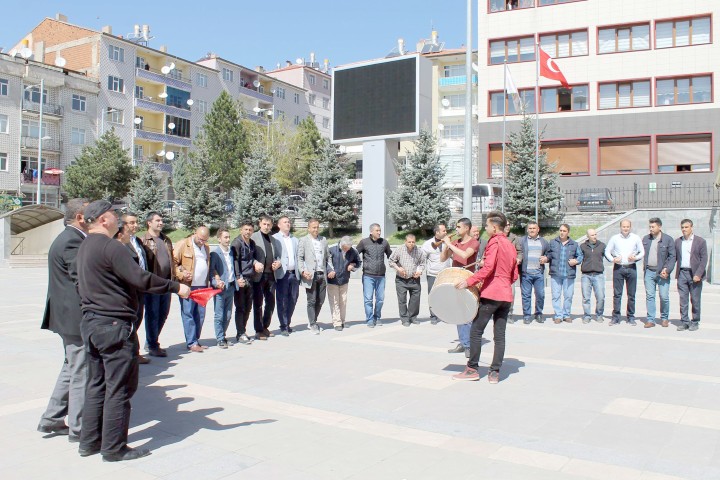 Akdağmadeni Belediyesi’nde taşeron işçiler, kadroya geçişlerini davul zurna eşliğinde halay