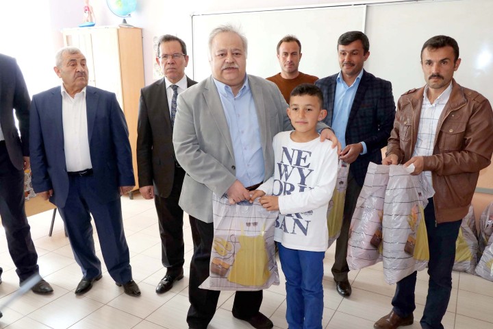 Katıldıkları tıp kongresinde kendilerine hediye edilen sırt çantalarını köy okulunda