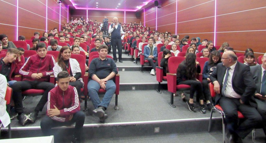 Yozgat Çözüm Koleji Kütüphaneler Haftası dolayısıyla düzenlenen etkinlikte şiir, hikaye