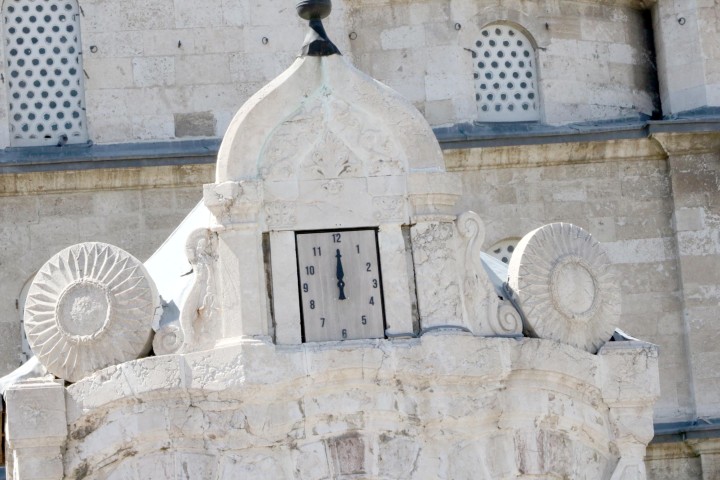 Yozgat Çapanoğlu Büyük Cami Şadırvanı’nın tarihi yapısına uygun saatin Yozgat