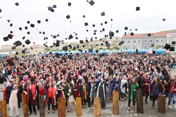 BÜ’de mezuniyet heyecanı