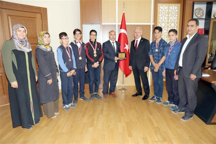 Öğrencilerden Rektör Karacabey’e ziyaret
